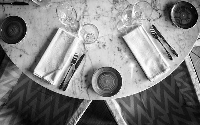 Priser på leje af tallerkener og bestik – hvad koster det egentlig?