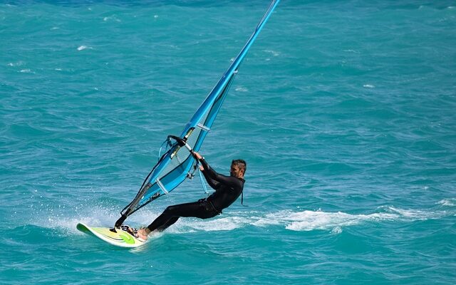 Oplev spændingen ved windsurfing på Amager